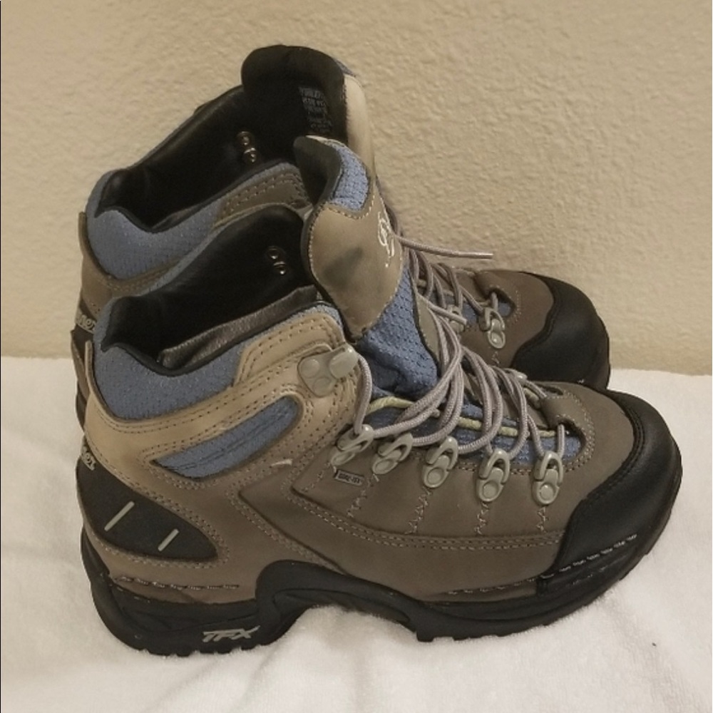 Wmns 453 danner hiking boots size 7